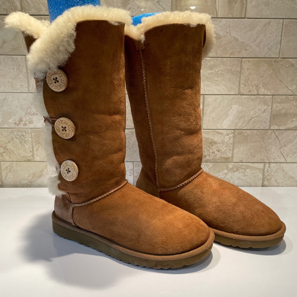 UGG Australia Bailey Button Triplet Boots Chestnut Brown Suede 1873 Womens 8